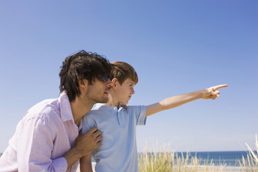 Germany, Baltic sea, Father and son (8-9), boy pointing with finger - WESTF09289
