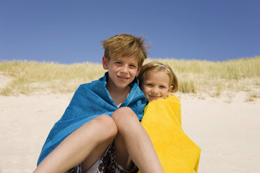Germany, Baltic sea, Boy (8-9) and girl (6-7) wrapped in towels, portrait - WESTF09285