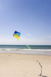 Germany, Baltic sea, Kite flying on beach - WESTF09217