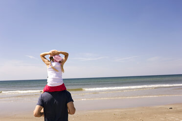 Germany, Baltic sea, Father carrying daughter (6) on shoulders, rear view - WESTF09207