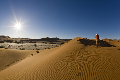 Afrika, Namibia, Fotograf in der Wüste Namib, Rückansicht - FOF01013