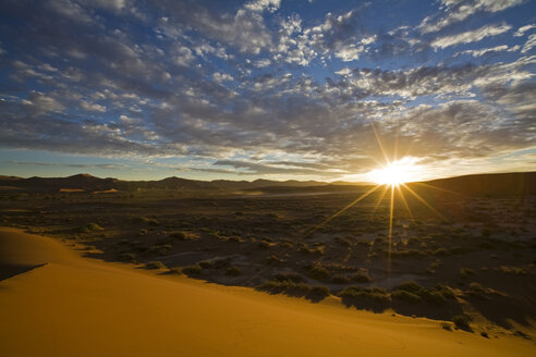 Afrika, Namibia, Sonnenaufgang über der Namib-Wüste - FOF00999