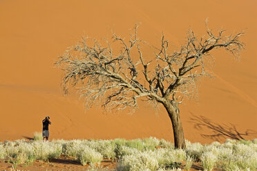 Afrika, Namibia, Fotograf in der Wüste Namib - FOF00992