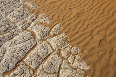 Afrika, Namibia, Namib-Wüste, Ausgedörrter Lehm und Sanddünen - FOF00990