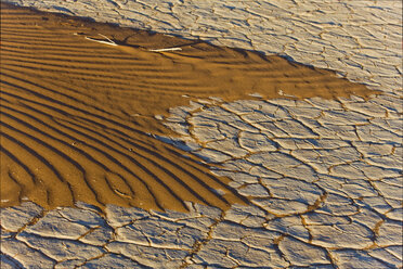 Afrika, Namibia, Namib-Wüste, Ausgedörrter Lehm und Sanddünen - FOF00983