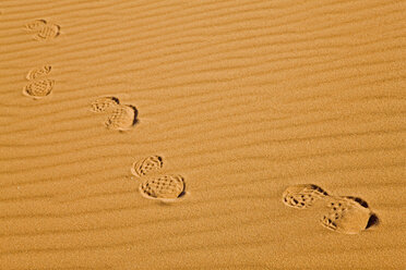 Afrika, Namibia, Fußabdruck in der Wüste - FOF00975