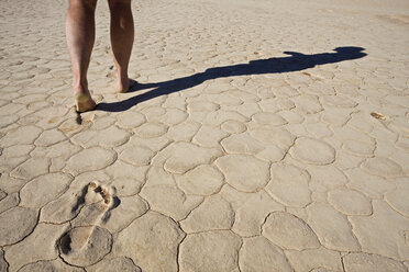 Afrika, Namibia, Namib-Wüste, Rissiger trockener Boden mit Fußspuren - FOF00964