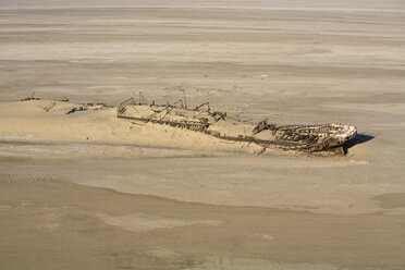 Afrika, Namibia, Skelettküste, Eduard Bohlen, 1909 schiffbrüchig, im Sand vergraben, Luftaufnahme - FO01084