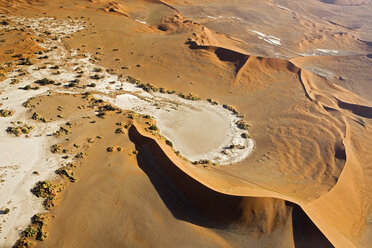 Afrika, Namibia, Sossuvlei, Wüstenlandschaft, Luftaufnahme - FO01066