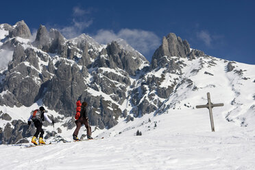 Österreich, Salzburger Land, Hochkönig, Pärchen auf Skiern beim Wandern - FFF00925