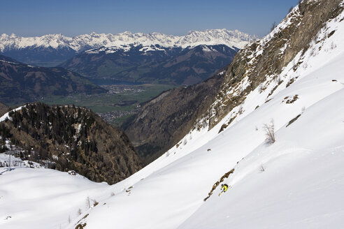 Österreich, Salzburger Land, Kaprun, Freeride, Mann beim Abfahrtslauf - FFF00924