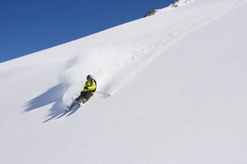 Österreich, Salzburger Land, Kaprun, Freeride, Mann beim Abfahrtslauf - FFF00923