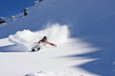 Austria, Tyrol, Zillertal, Gerlos, Freeride, Man skiing downhill - FFF00922