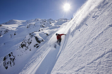 Austria, Tyrol, Zillertal, Gerlos, Freeride, Man skiing downhill - FFF00921