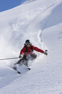 Austria, Tyrol, Zillertal, Gerlos, Freeride, Man skiing downhill - FFF00919