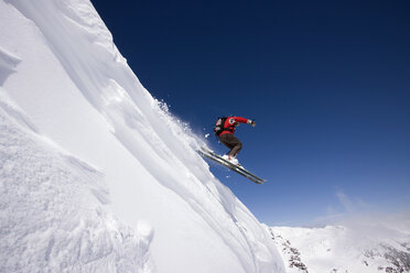 Austria, Tyrol, Zillertal, Gerlos, Freeride, Man skiing downhill - FFF00918