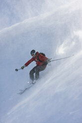 Austria, Tyrol, Zillertal, Gerlos, Freeride, Man skiing downhill - FFF00917