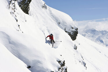 Austria, Tyrol, Zillertal, Gerlos, Freeride, Man skiing downhill - FFF00915