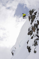 Austria, Tyrol, Zillertal, Gerlos, Freeride skiing, Man doing jump across rock - FFF00913