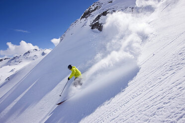 Austria, Tyrol, Zillertal, Gerlos, Freeride, Man skiing downhill - FFF00912