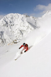 Austria, Tyrol, Stubaital, Man skiing downhill - FFF00907