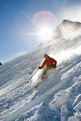 Austria, Tyrol, Stubaital, Man skiing downhill - FFF00906