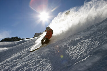 Austria, Tyrol, Stubaital, Man skiing downhill - FFF00905