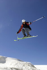 Italy, Tyrol, Monte Rosa, Freeride, Man jumping on skis - FFF00904