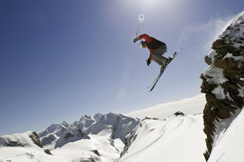 Italien, Tirol, Monte Rosa, Freeride, Mann springt auf Skiern, tiefer Blickwinkel - FFF00903