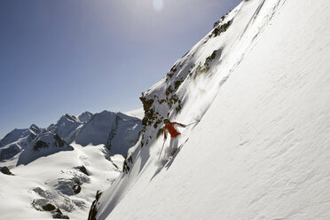 Italy, Tyrol, Monte Rosa, Freeride, Man skiing downhill - FFF00902