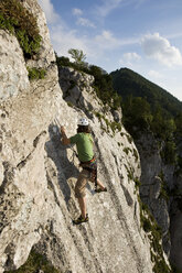 Germany, Bavaria, Chiemgau, Gederer Wand, Man free climbing - FFF00942