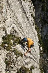 Germany, Bavaria, Chiemgau, Gederer Wand, Man free climbing, elevated view - FFF00940