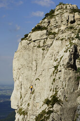 Deutschland, Bayern, Chiemgau, Gederer Wand, Man free climbing - FFF00939