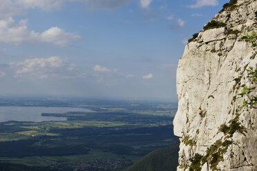 Deutschland, Bayern, Chiemgau, Gederer Wand, Man free climbing - FFF00938