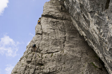 Deutschland, Bayern, Chiemgau, Gederer Wand, Man free climbing - FFF00936