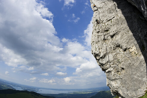 Deutschland, Bayern, Chiemgau, Gederer Wand, Man free climbing - FFF00934