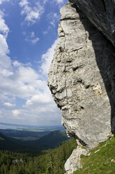 Deutschland, Bayern, Chiemgau, Gederer Wand, Man free climbing - FFF00933