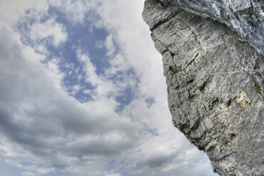 Deutschland, Bayern, Chiemgau, Gederer Wand, Man free climbing - FFF00932