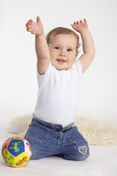 Baby Mädchen (1-2) spielt mit Ball, Hände hoch - RDF00937