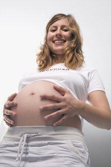 Schwangere Frau, lächelnd, tiefer Blickwinkel - RDF00933