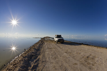 Afrika, Namibia, Etosha-Nationalpark, Auto am Seeufer - FOF01122