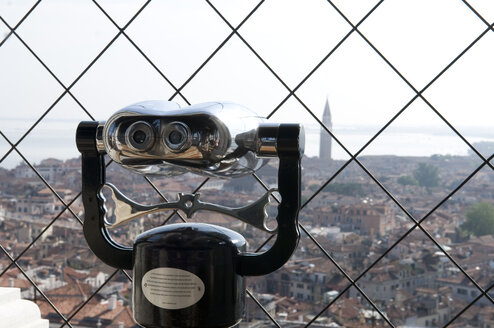 Italien, Venedig, Teleskop mit Blick auf die Skyline von Venedig - AWDF00051