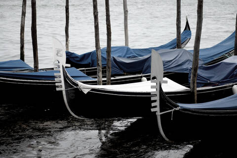Italien, Venedig, Gondeln auf dem Canal Grande, lizenzfreies Stockfoto