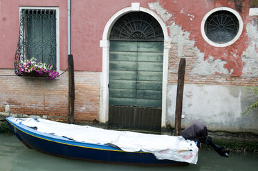 Italien, Venedig, Boot vor dem Haus - AWDF00043