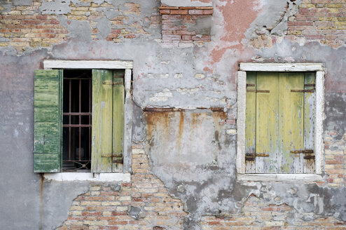 Italien, Venedig, Fensterläden in einem alten Gebäude - AWDF00041