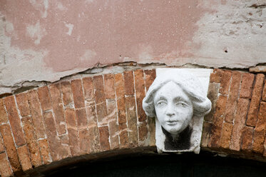 Italien, Venedig, Brücke, Gesicht einer Frau auf der Brücke - AWDF00040