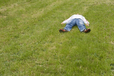 Mann entspannt im Gras - AWDF00026