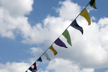 Flaggen hängen gegen den blauen Himmel - AWDF00014