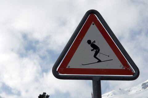 Schweiz, Graubünden, Arosa, Skifahrer auf Warnschild, Nahaufnahme, lizenzfreies Stockfoto