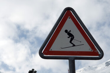 Schweiz, Graubünden, Arosa, Skifahrer auf Warnschild, Nahaufnahme - AWDF00012